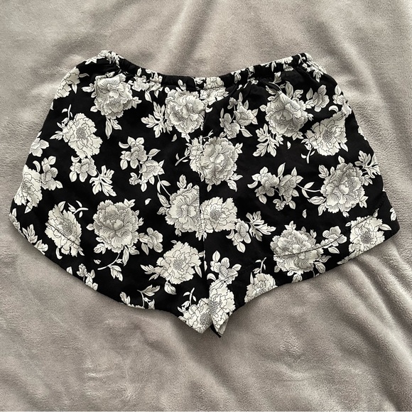 Brandy Melville Patterned Shorts - Picture 2 of 2
